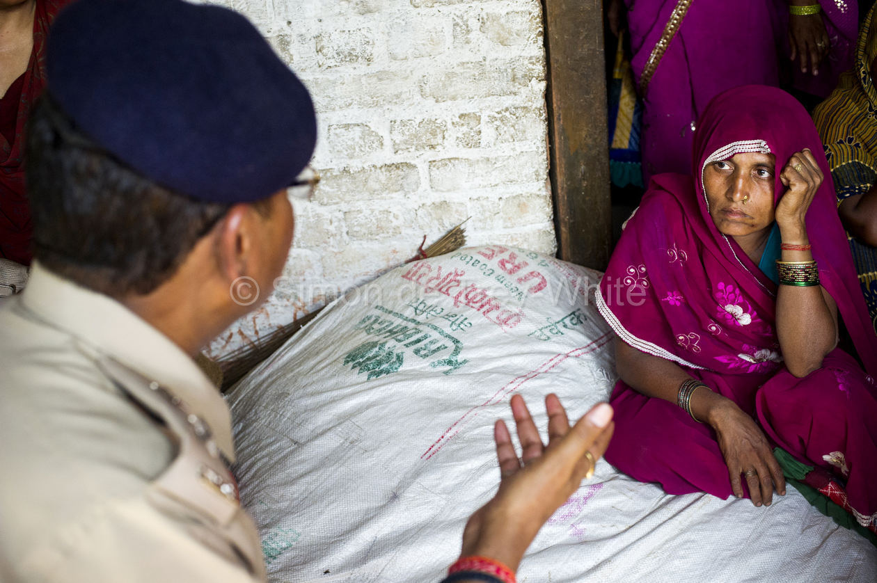 30th May 2014, Ushait, India. SSP (Senior Superintendant of Police) Atul Saxena briefs Sridevi (40) mother of Murti gang-raped and murdered in Katra Sadatganj village on the progress of the investigation, Katra Sadatganj, Ushait near Baduan, Uttar Pradesh, India on the 30th May 2014. SSP (Senior Superintendant of Police) Atul Saxena briefs Sridevi (40) mother of Murti and Aunt of Pushpa, on the progress of the investigation